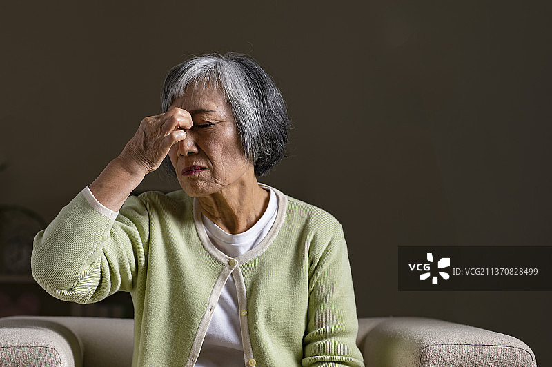 独居老人坐在沙发上图片素材
