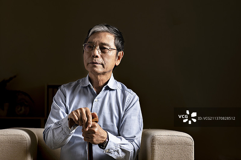 独居老人坐在沙发上图片素材