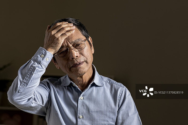 独居老人生病头痛图片素材