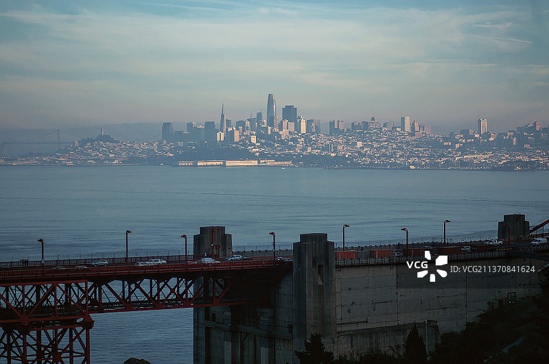 晨曦中的城市图片素材