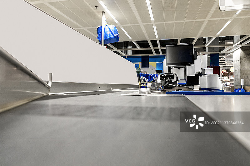 大卖场收银台上的电脑和点钞机等收银设备图片素材