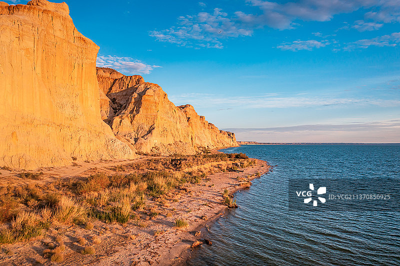 新疆阿勒泰福海县乌伦古湖吉力湖海上魔鬼城风景区黄昏下的雅丹地貌自然风光图片素材
