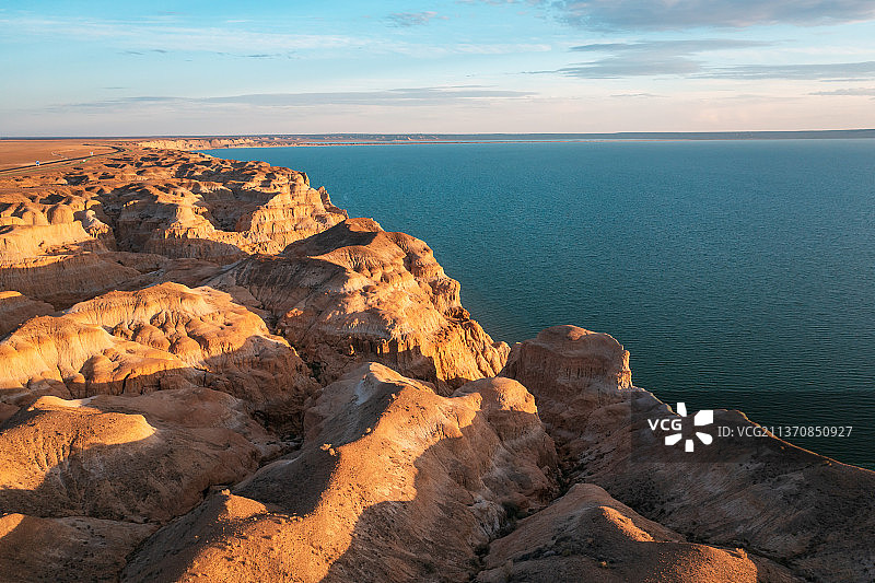 新疆阿勒泰福海县乌伦古湖吉力湖海上魔鬼城风景区黄昏下的雅丹地貌自然风光图片素材