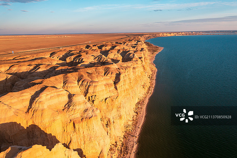 新疆阿勒泰福海县乌伦古湖吉力湖海上魔鬼城风景区黄昏下的雅丹地貌自然风光图片素材