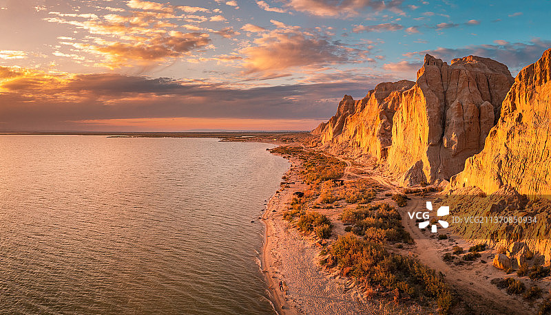新疆阿勒泰福海县乌伦古湖吉力湖海上魔鬼城风景区黄昏下的雅丹地貌自然风光图片素材