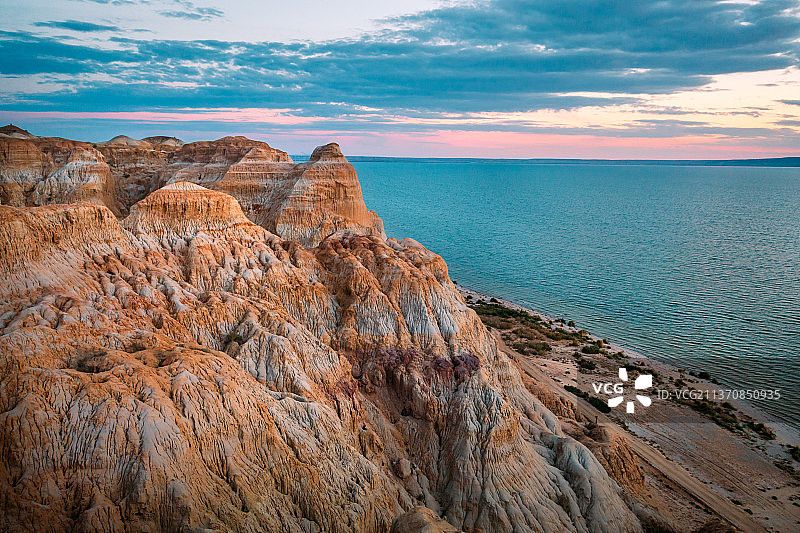 新疆阿勒泰福海县乌伦古湖吉力湖海上魔鬼城风景区黄昏下的雅丹地貌自然风光图片素材