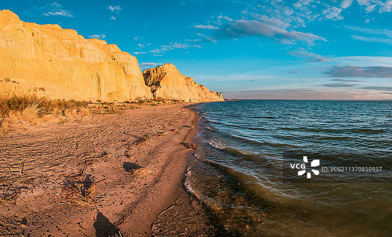 新疆阿勒泰福海县乌伦古湖吉力湖海上魔鬼城风景区黄昏下的雅丹地貌自然风光图片素材