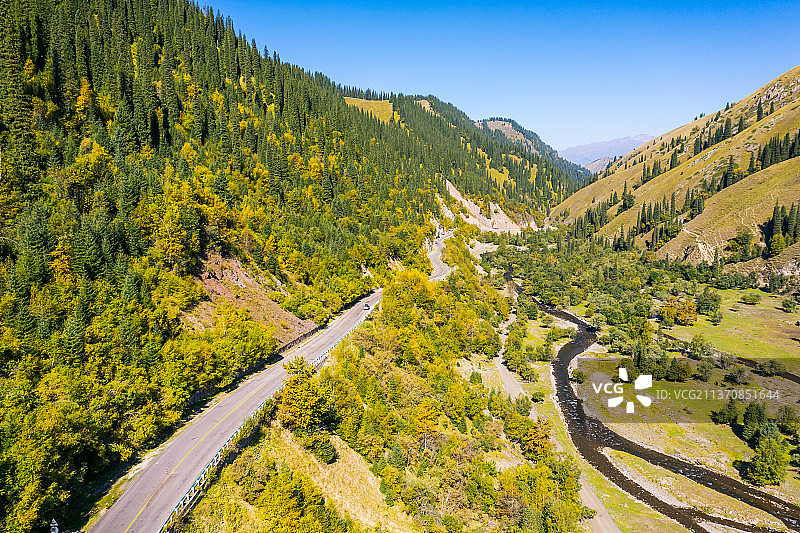 新疆天山独库公路雪山山谷森林自驾游旅行壮丽的自然风光航拍景观图片素材