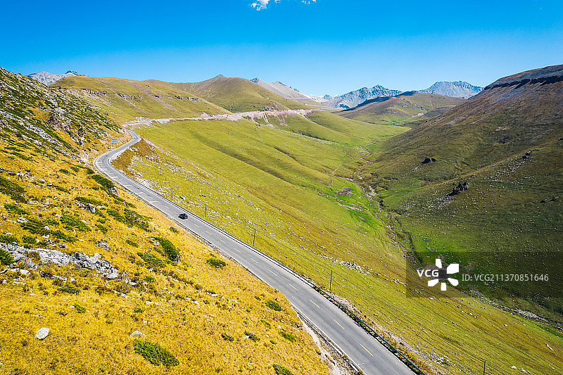 新疆天山独库公路雪山山谷森林自驾游旅行壮丽的自然风光航拍景观图片素材