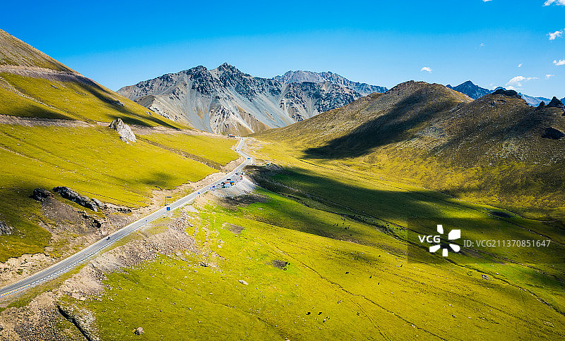 新疆天山独库公路雪山山谷森林自驾游旅行壮丽的自然风光航拍景观图片素材