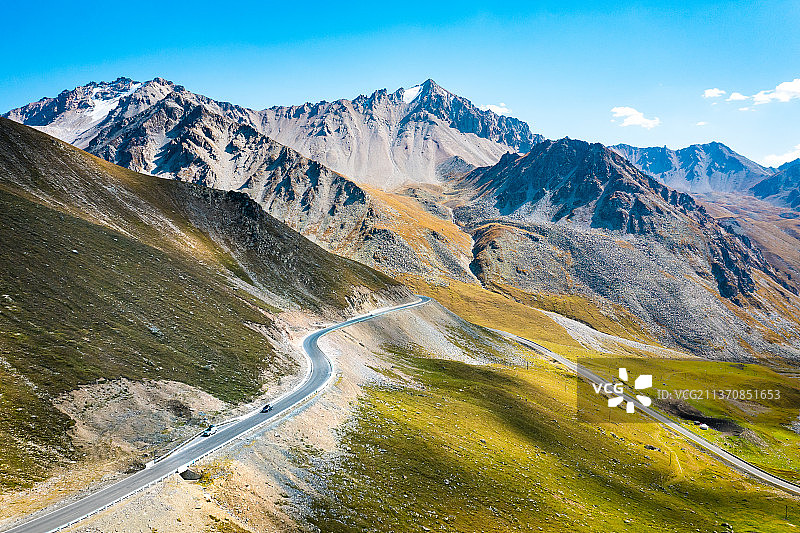 新疆天山独库公路雪山山谷森林自驾游旅行壮丽的自然风光航拍景观图片素材