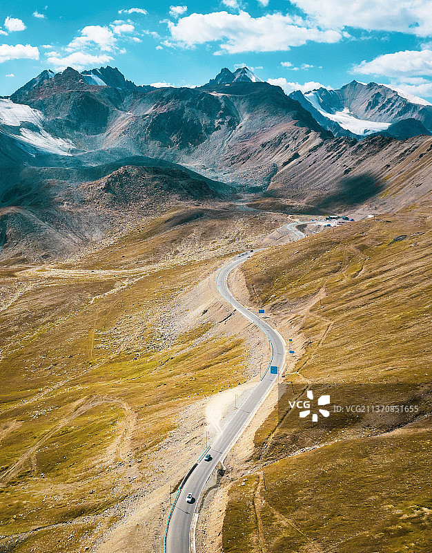 新疆天山独库公路雪山山谷森林自驾游旅行壮丽的自然风光航拍景观图片素材