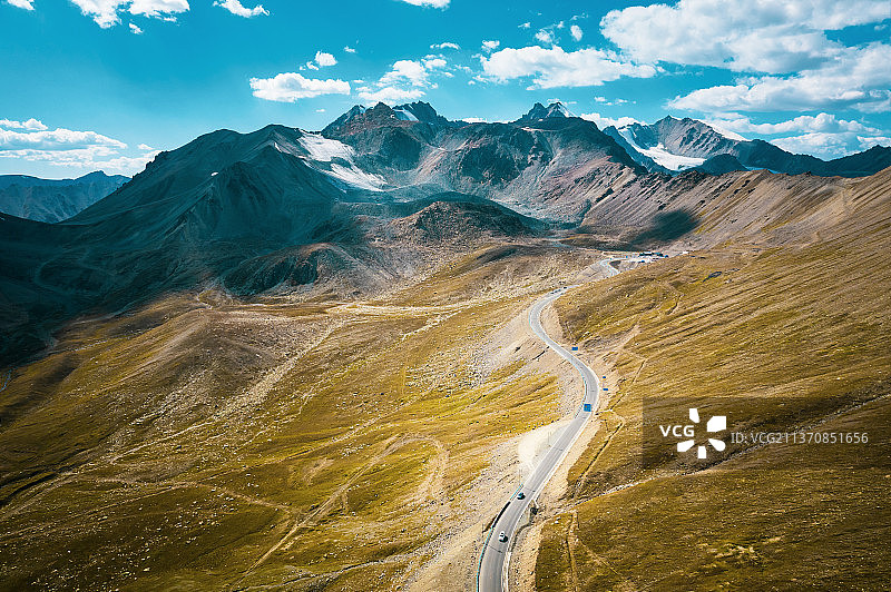 新疆天山独库公路雪山山谷森林自驾游旅行壮丽的自然风光航拍景观图片素材
