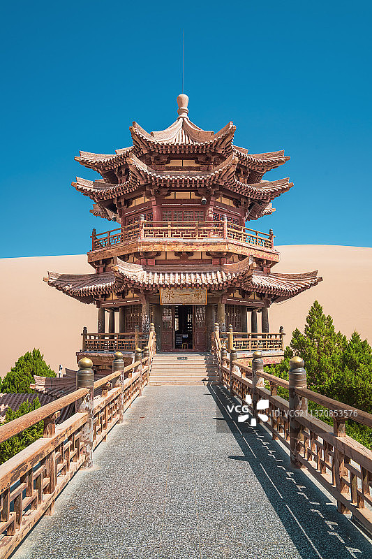 甘肃敦煌鸣沙山月牙泉沙漠自然风光旅游景区图片素材