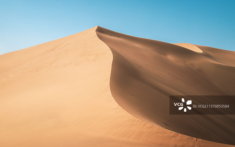 甘肃敦煌鸣沙山月牙泉沙漠自然风光旅游景区图片素材