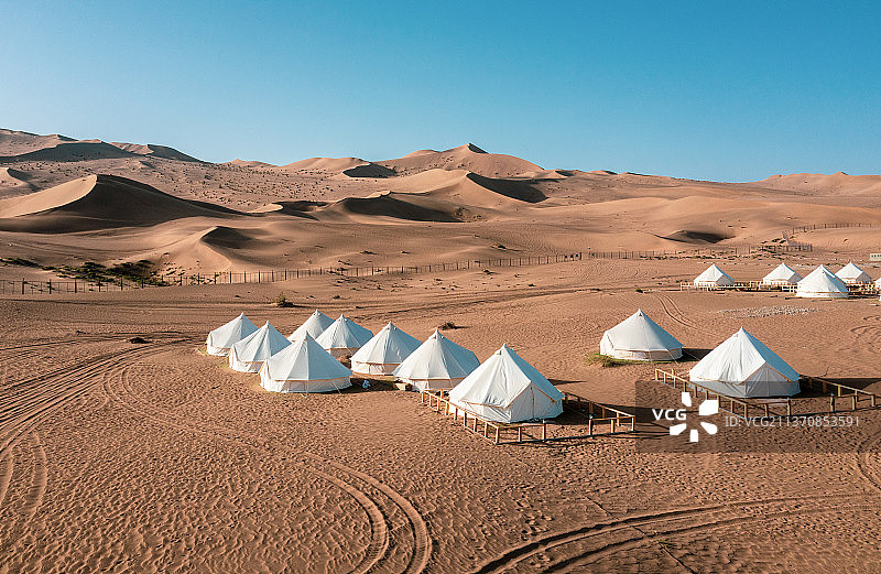 甘肃敦煌鸣沙山月牙泉摩洛哥帐篷沙漠露营图片素材