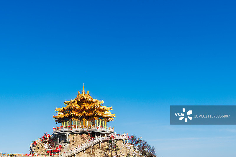 河南洛阳栾川老君山金顶道观群金殿冬季雪景户外风光图片素材