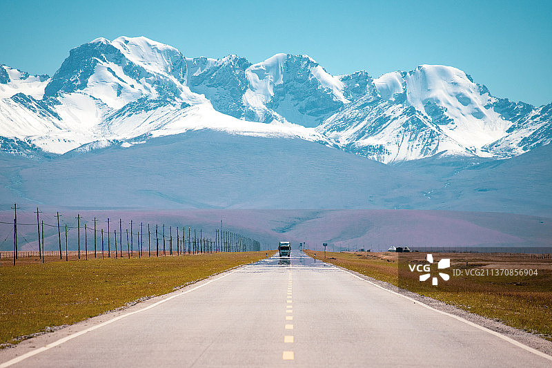 新疆独库公路巴音布鲁库草原自驾游公路旅行自然风光图片素材
