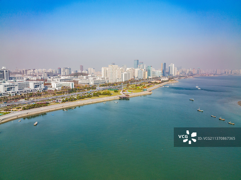 青岛琴岛之眼摩天轮海滨城市风光图片素材