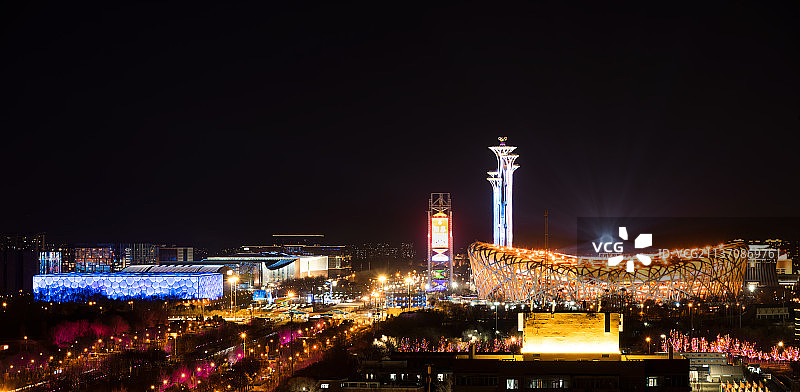 冬奥会闭幕式当天的鸟巢、水立方和奥运塔夜景图片素材
