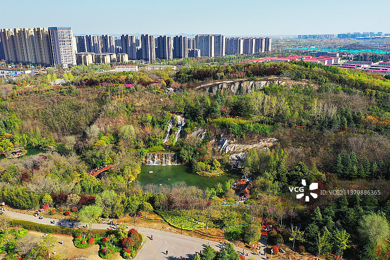 城市中的珠山宕口遗址公园+江苏省徐州市贾汪区珠山宕口遗址公园图片素材