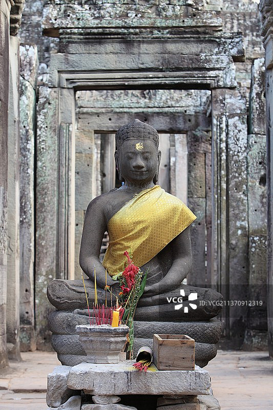 着黄色袈裟的佛像图片素材