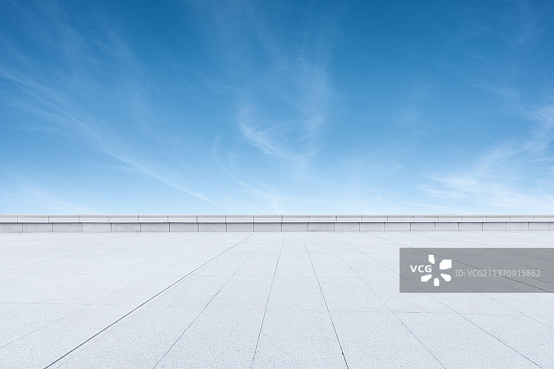 天空背景的空旷广场图片素材