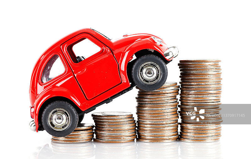 顺着硬币往上爬的小汽车模型图片素材