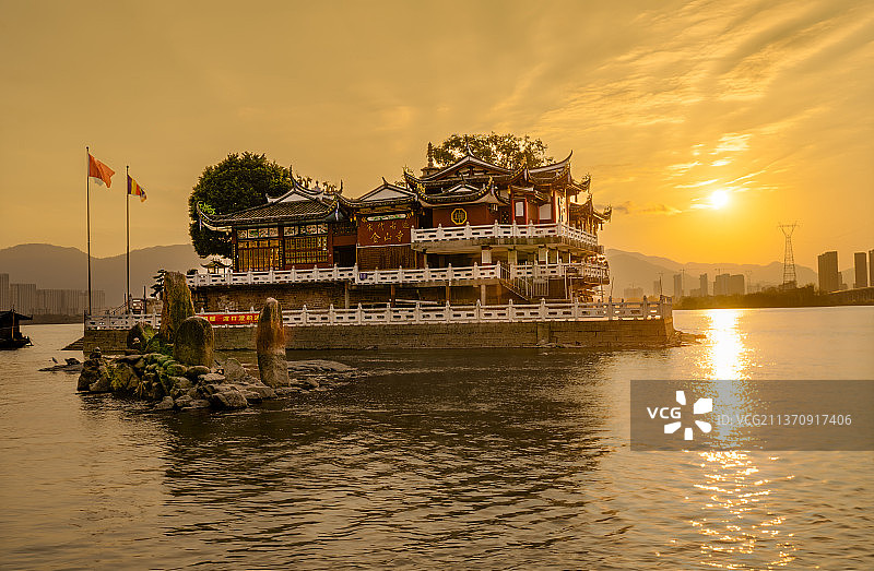 夕阳下的金山寺图片素材