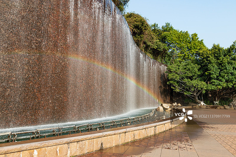 人民广场人工瀑布景观图片素材