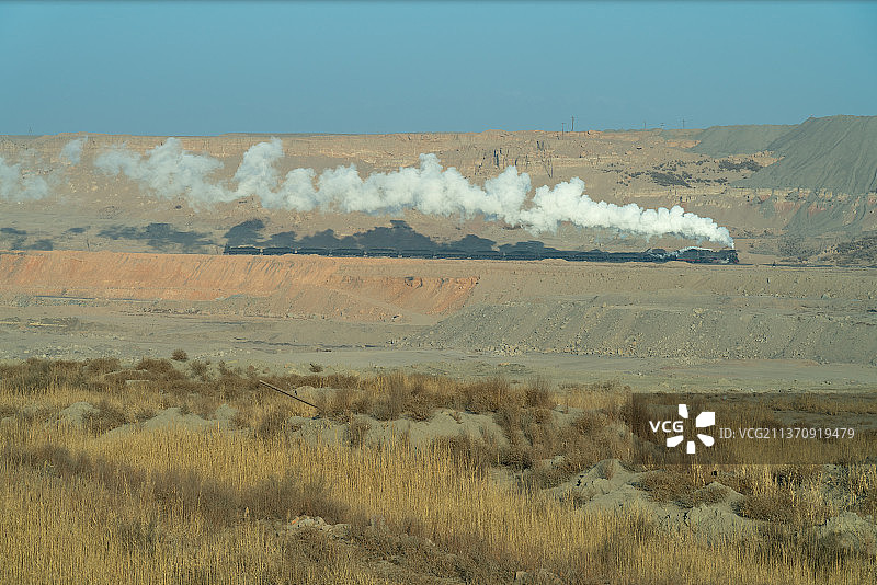 新疆哈密三道岭矿区蒸汽火车图片素材