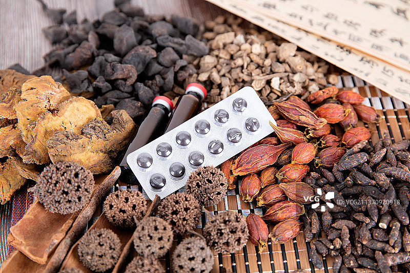 一堆各种各样的中药药材和中药药液及中药药丸图片素材