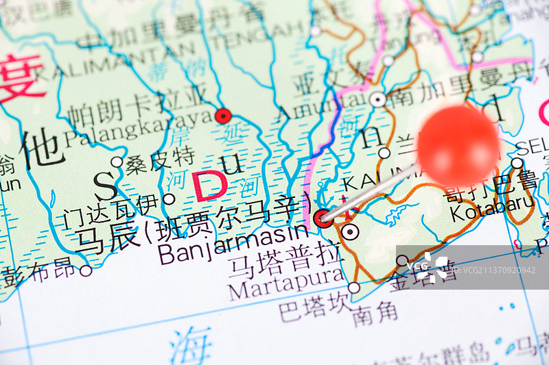 地图上被大头钉标注的印度尼西亚城市马辰图片素材