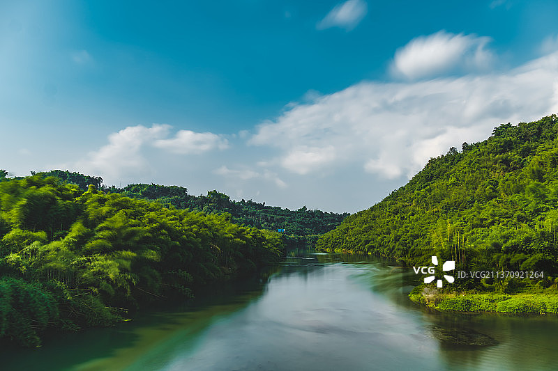 夏天的绿水青山图片素材