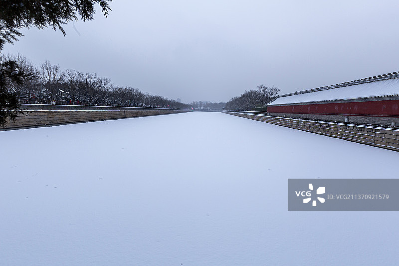 风雪中的北京故宫护城河筒子河图片素材