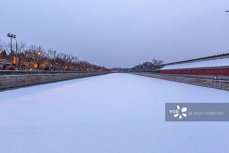 风雪中的北京故宫护城河筒子河图片素材