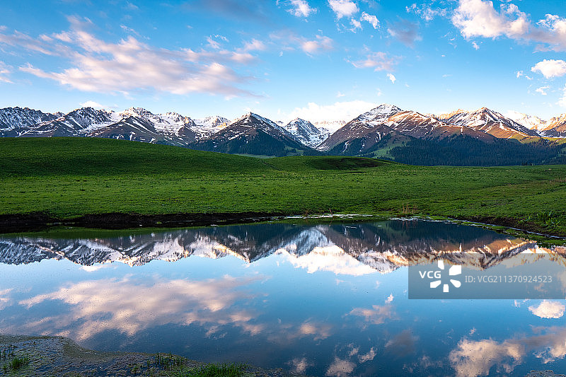 那拉提雪山草原图片素材