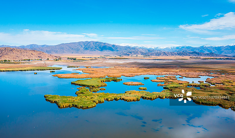 新疆阿勒泰富蕴县可可托海可可苏里野鸭湖湖泊芦苇湿地自然风光图片素材