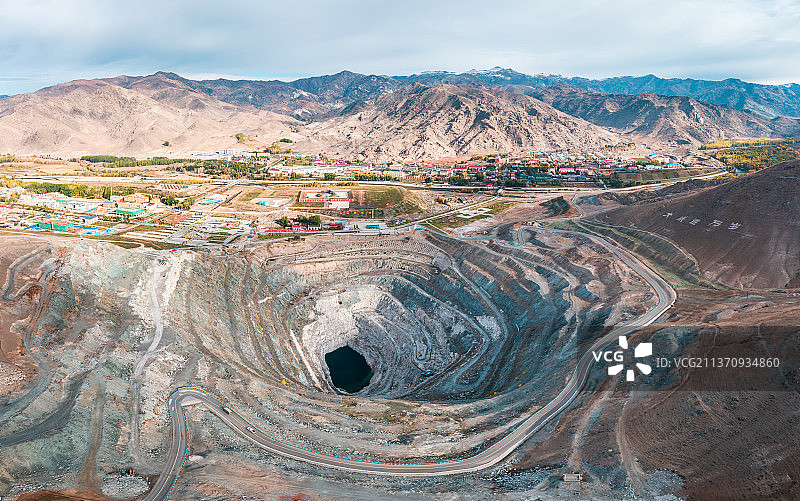 新疆阿勒泰富蕴县可可托海镇三号矿脉矿坑矿床航拍景观图片素材