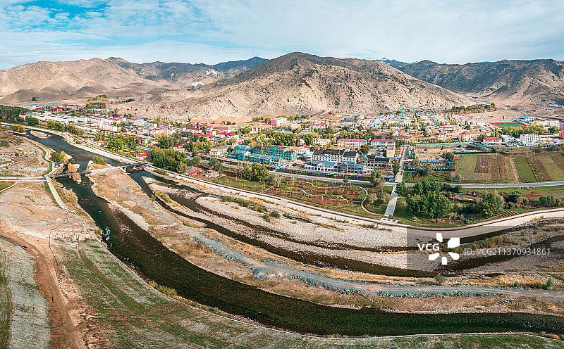 新疆阿勒泰富蕴县可可托海镇城市风光图片素材