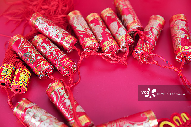 红色背景上的红色节日鞭炮挂件装饰品图片素材