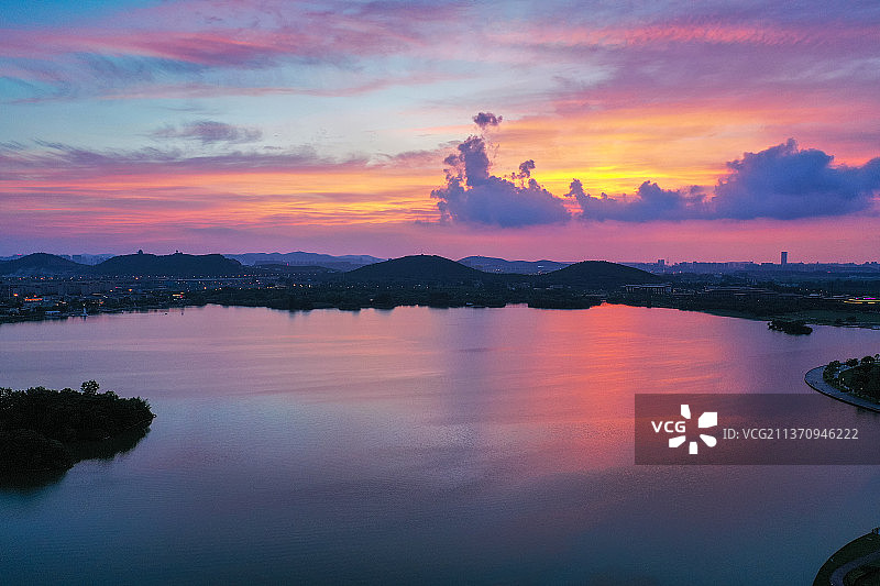 晚霞映照湖面+江苏省徐州市云龙区大龙湖风景区图片素材
