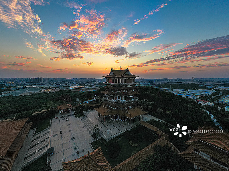晚霞中的宝莲寺通天阁+江苏省徐州市贾汪区经济技术开发区蟠桃山佛教文化景区图片素材