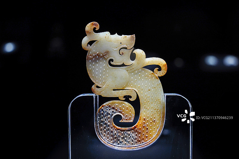 西汉S形龙玉佩+江苏省徐州市云龙区徐州博物馆图片素材