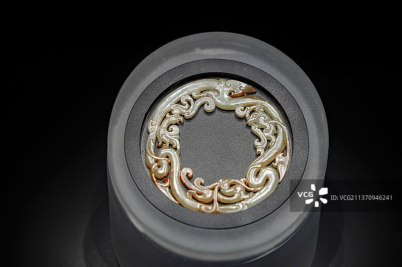 西汉龙凤纹玉环+江苏省徐州市云龙区徐州博物馆图片素材