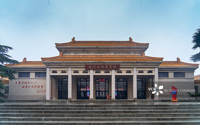 雪中的徐州双拥展览馆+江苏省徐州市泉山区淮海战役烈士纪念塔景区图片素材