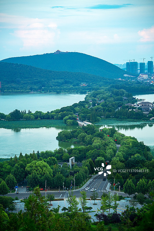 夏季傍晚的湖南路+江苏省徐州市泉山区云龙湖风景名胜区图片素材