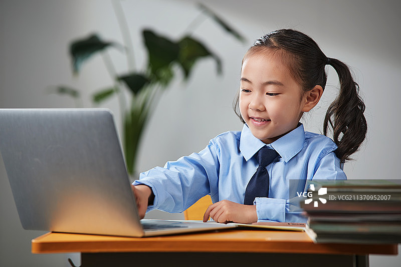 小学女生在线上网课图片素材