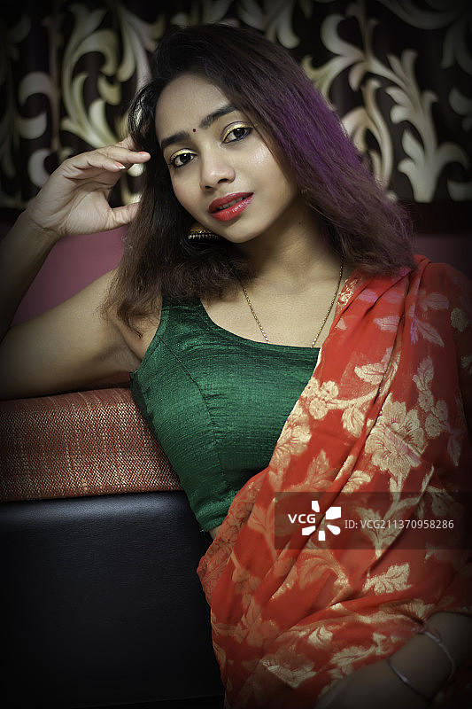 夜总会沙发上年轻美女的肖像图片素材