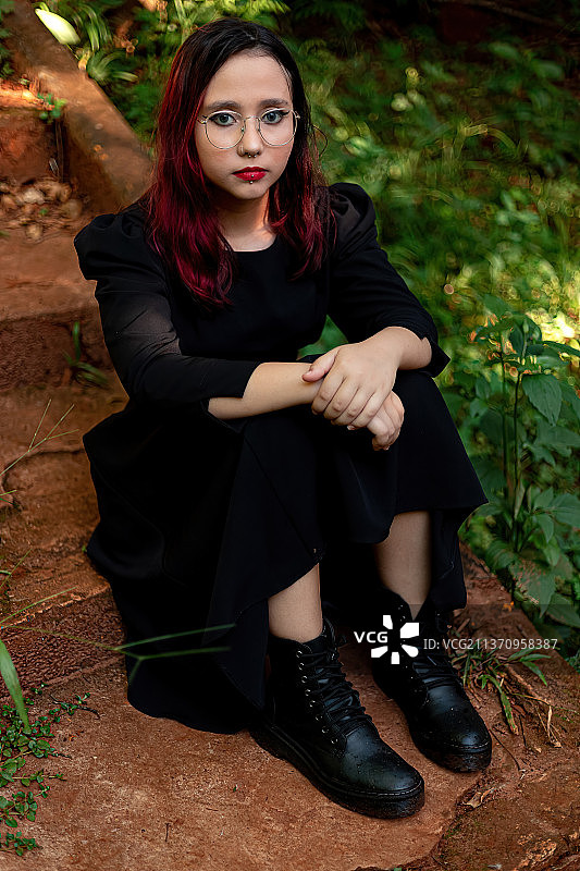 年轻的白人深色头发女孩，带有红色挑染图片素材